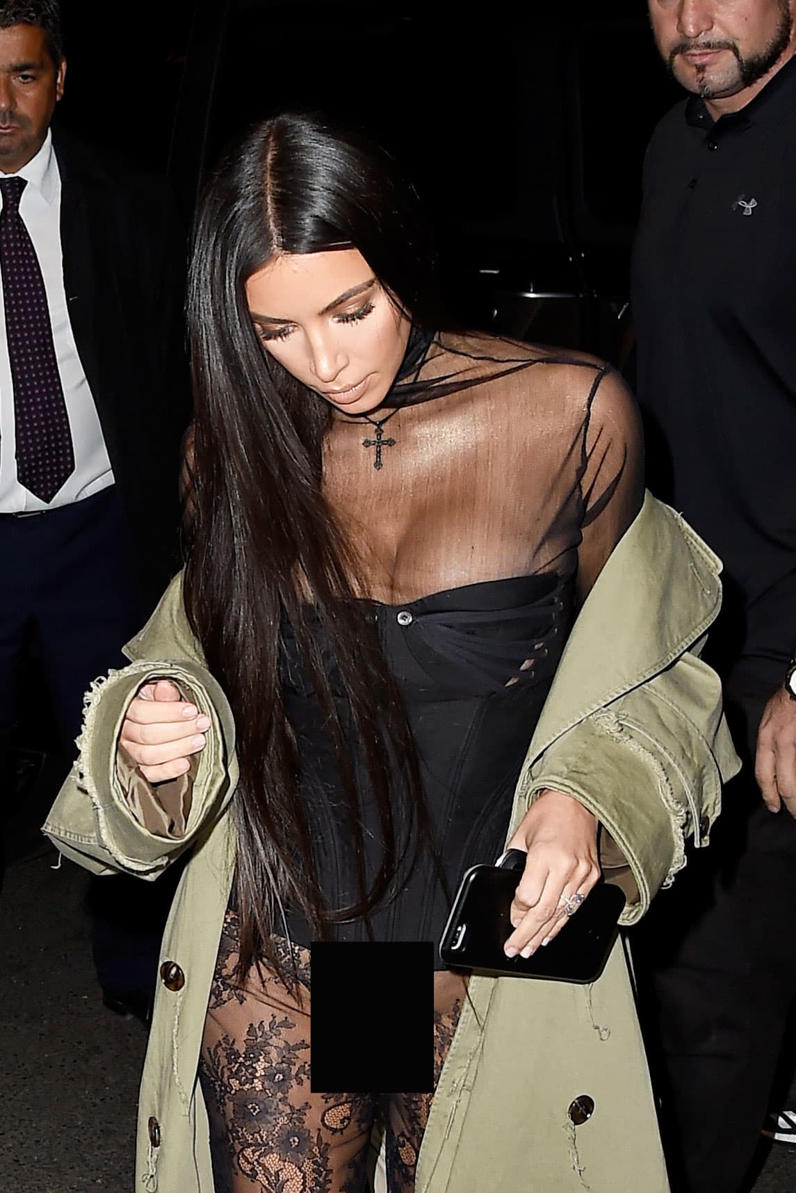 Hay pocos detalles sobre el asalto a Kim, sin embargo se ha reportado que Kendall y Kourtney se encontraban en la fiesta de cumpleaños del famoso maquillista Mario Dedivanovic cuando ocurrió el percance.