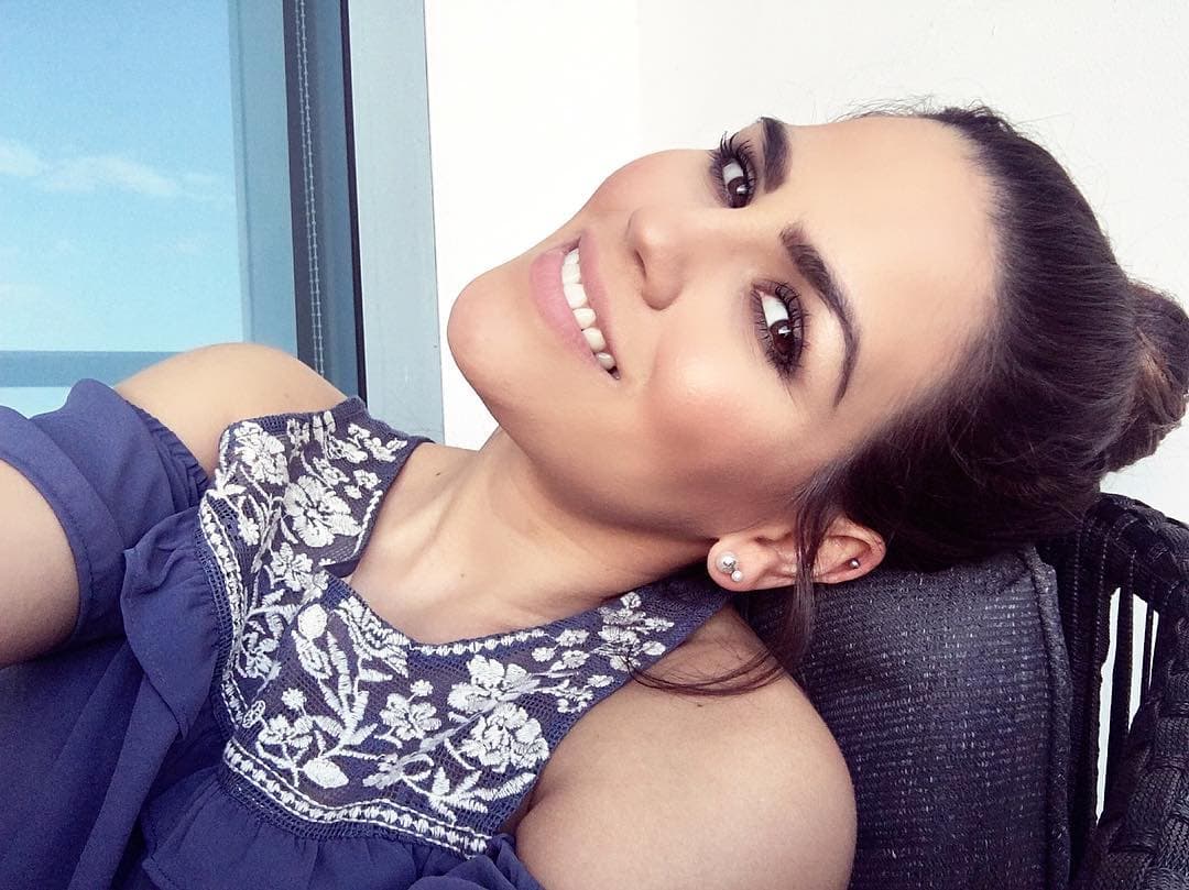 Nació en el año de 1988 en la ciudad de Salamanca, Guanajuato, pero se crio en Monterrey, Nuevo León.