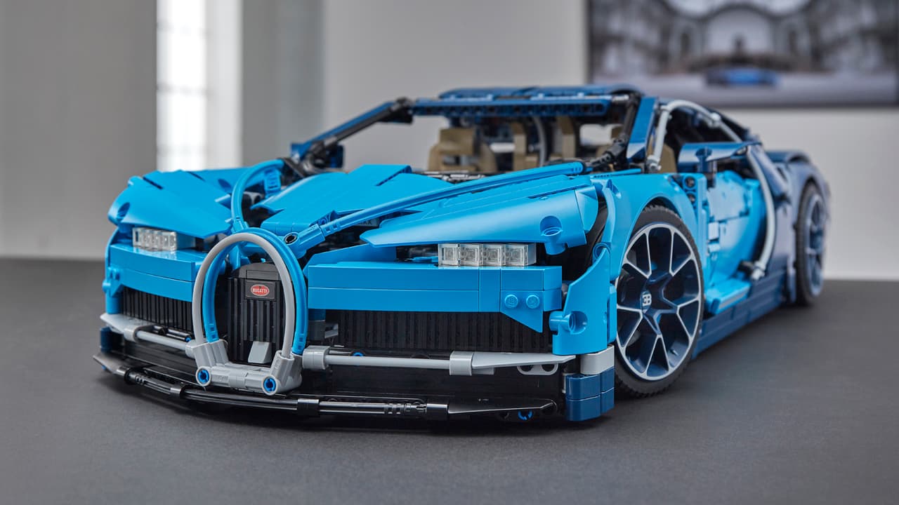 Por último los colores, ya que LEGO Technic tuvo especial cuidado al imprimir las tonalidades originales en azul del Bugatti Chiron.