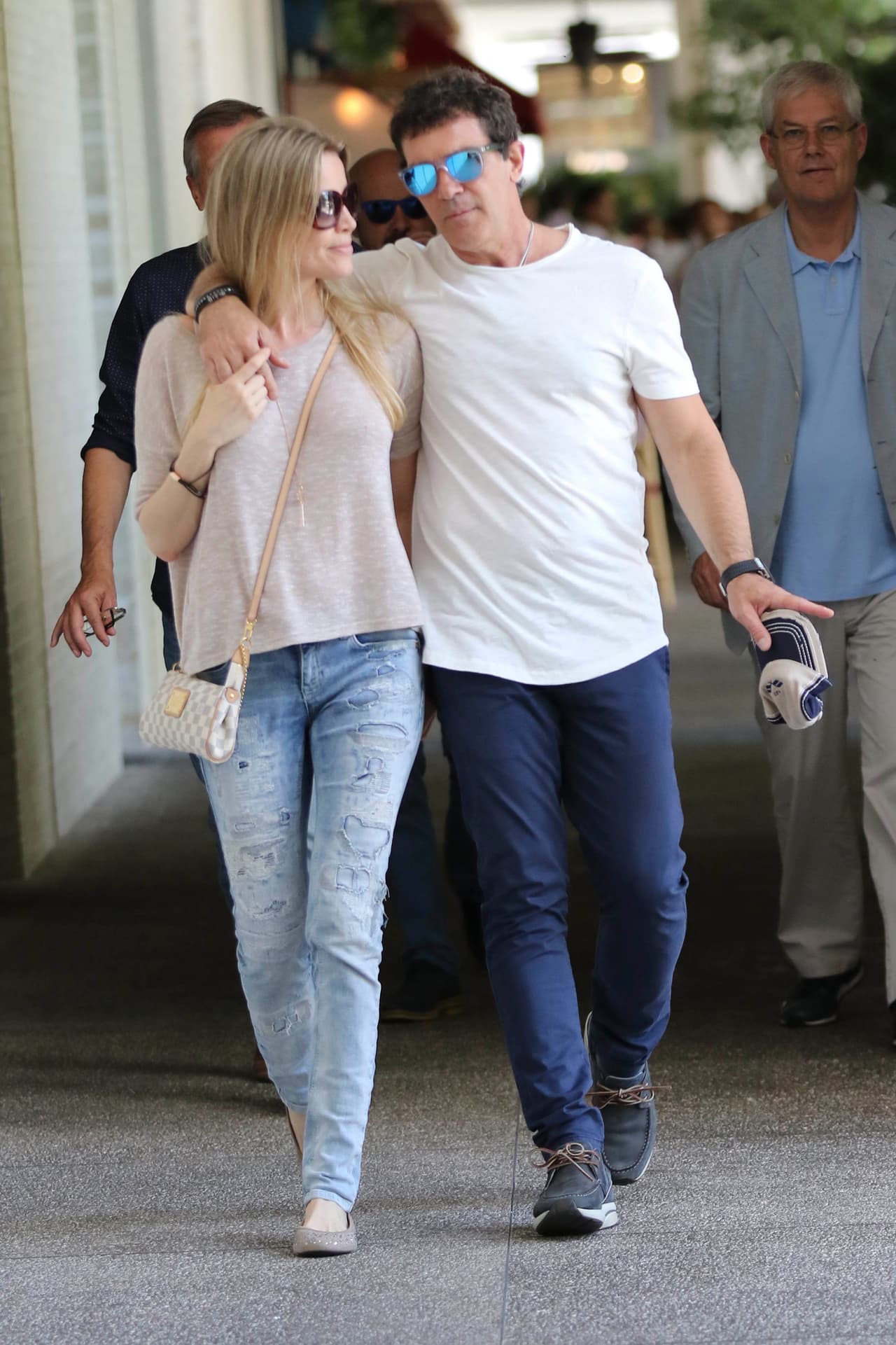 Como sea, él se vio muy enamorado y feliz con esta belleza que lo acompaña a todos lados.