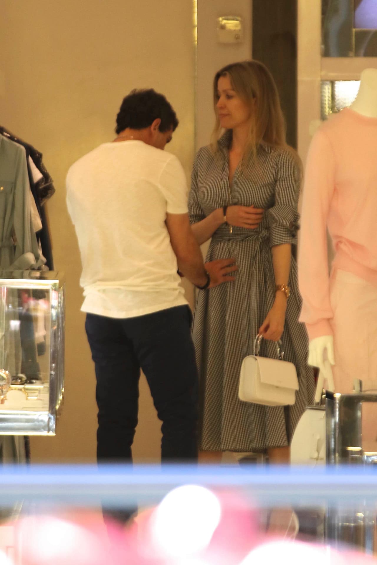 Antonio Banderas llegó a la 'Ciudad del Sol' para la Miami Fashion Week, bien acompañado de su amor Nicole Kimpel, a quien le tocó la pancita mientras andaban de shopping.