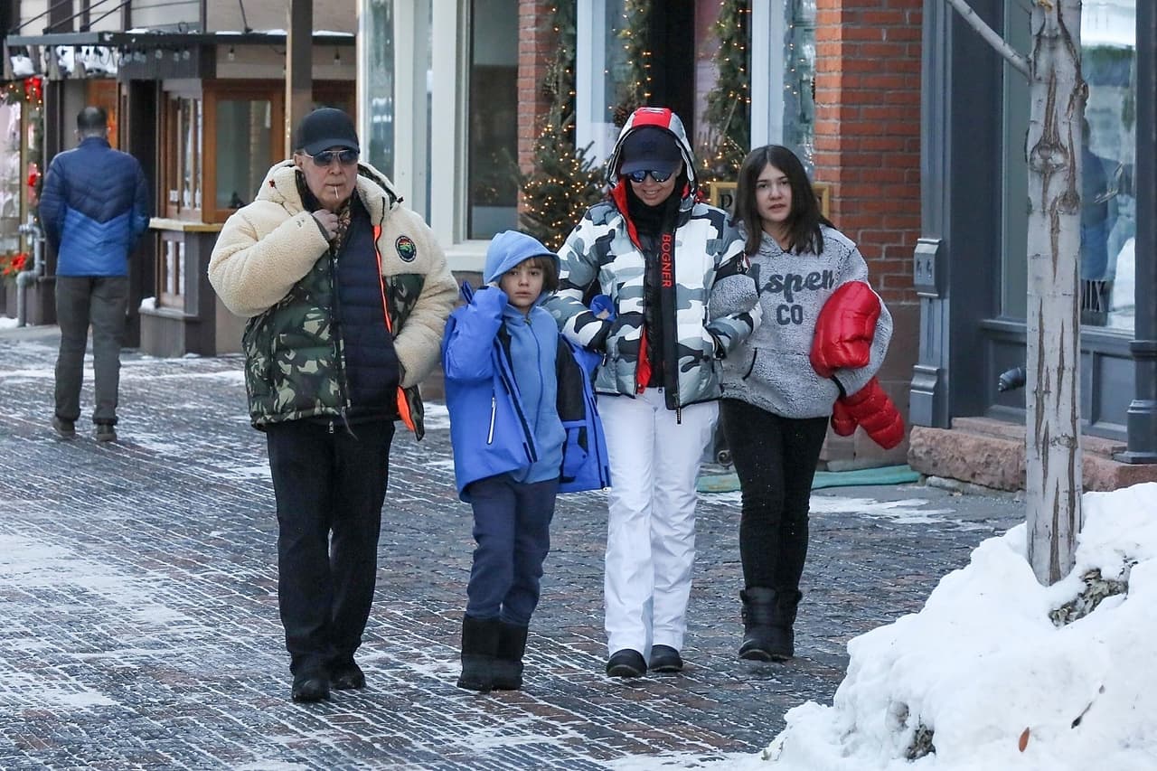 <b><a href="https://www.univision.com/famosos/la-hija-de-thalia-es-identica-a-su-mama-cuando-estaba-en-quinceanera-y-estas-fotos-lo-demuestran-fotos" target="_blank">Sabrina Sakaë tiene 13</a></b>, pero según el diseñador, desea que cuando llegue la fecha, quiere portar un vestido como el que usó su mamá hace dos décadas.