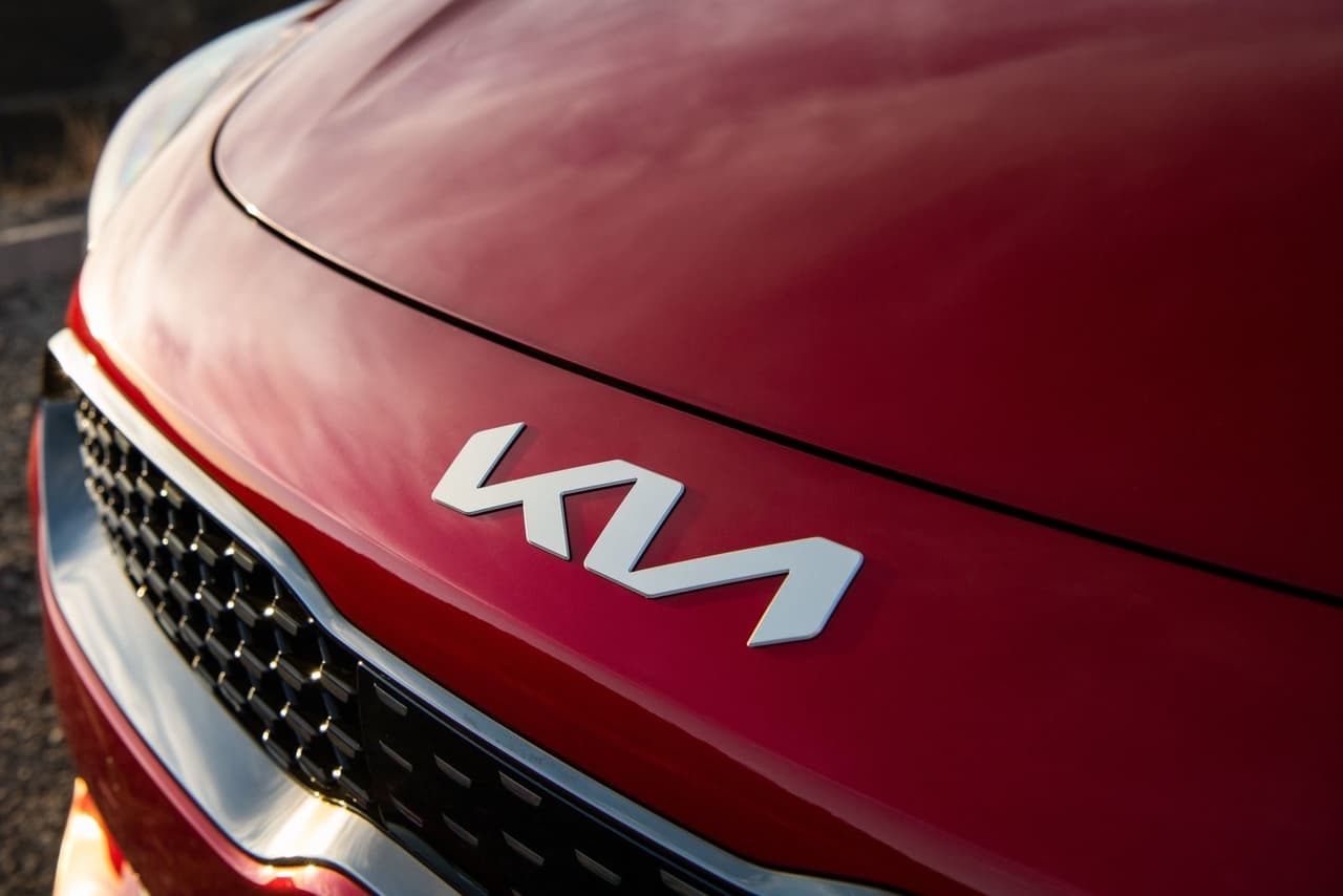 En el apartado estético, las actualizaciones del Stinger 2022 son sutiles pero efectivas e incluye el nuevo logo corporativo que la firma surcoreana reveló hace unos meses.