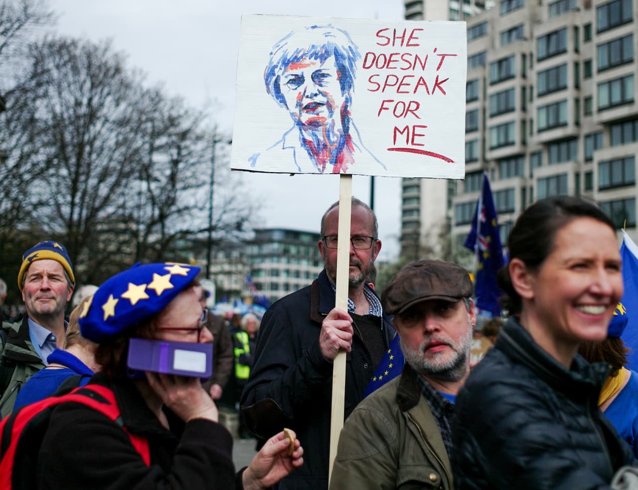 "Ella no habla por mí", dice otro de los carteles al referirse a la primera ministra. En una carta que May envió a los diputados les presentó un nuevo plan para evitar una salida de la Unión Europea sin un acuerdo, siendo este uno de los escenarios más temidos por las consecuencias que tendría en los intercambios económicos con el resto de Europa.