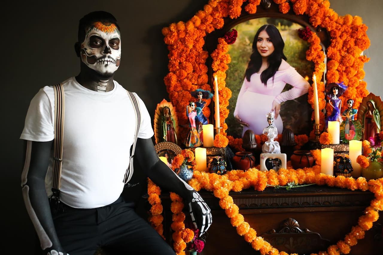 Para James Álvarez este Día de Los Muertos tienen un profundo significado y así lo demostró en las fotografías que compartió en su cuenta de Facebook con un emotivo mensaje para su esposa.
<br>Foto por: Vanessa Marie Carbajal /
<a href="https://www.instagram.com/carbajalphoto/?hl=en" target="_blank">@Carbajalphoto </a>