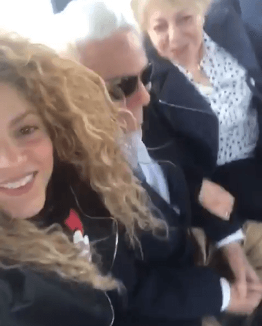 En el clip la originaria de Barranquilla, Colombia, estuvo acompañada por sus padres, así como por sus hijos Milan y Sasha.