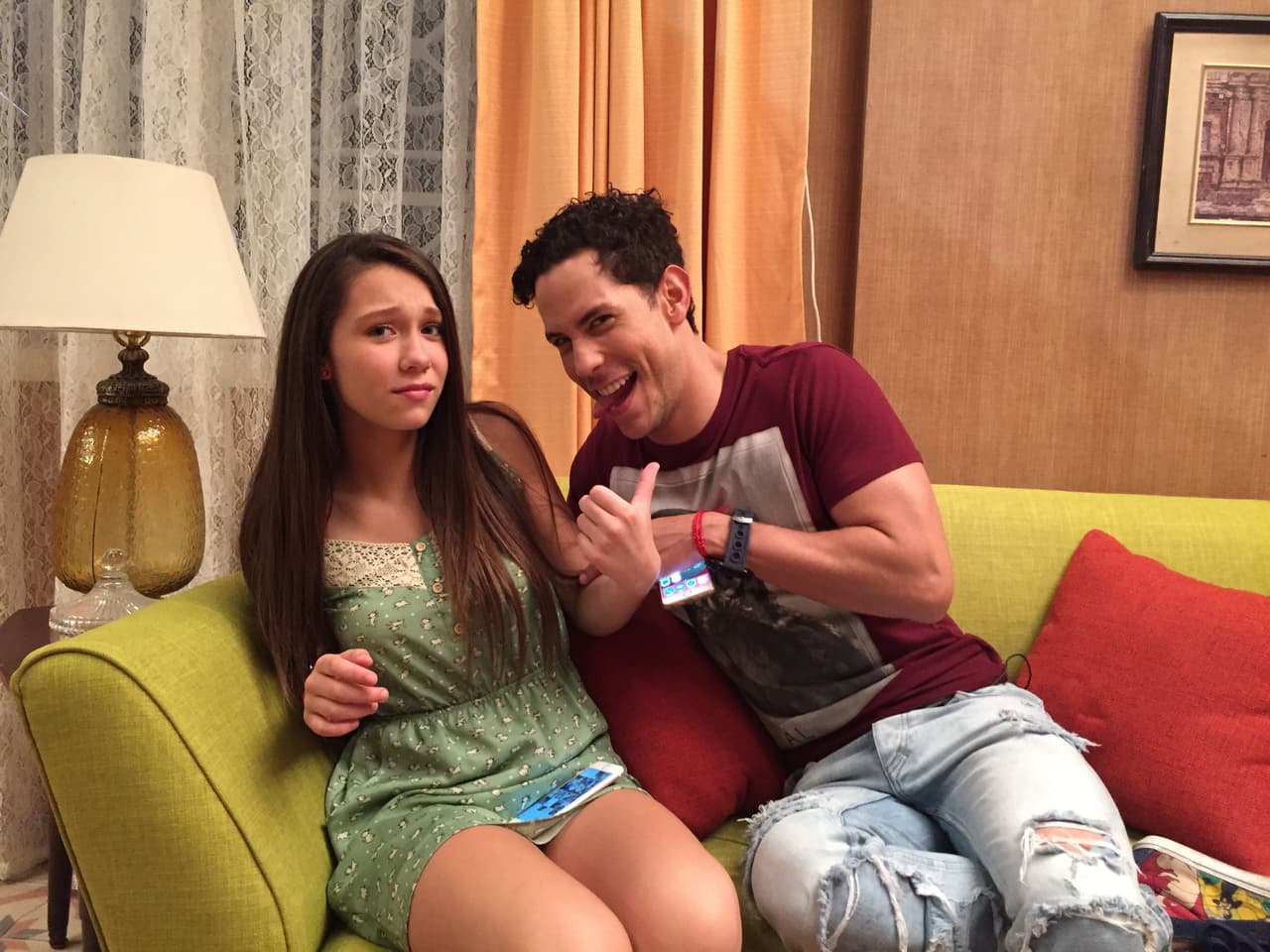 Se nota que Christian Chávez se toma su papel de hermano con Roberta Damián muy en serio, se llevan muy bien.