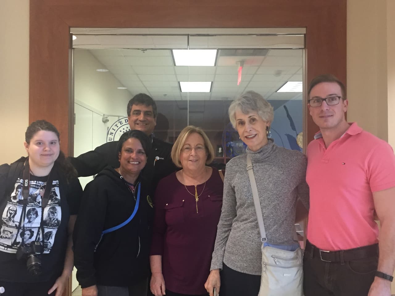 -
<b><a href="https://www.facebook.com/indivisibleguide/" target="_blank"> Indivisible</a></b>. Es 
<b><a href="http://www.univision.com/miami/wltv/noticias/politica/indivisible-el-movimiento-de-resistencia-que-le-planta-cara-a-trump-en-las-ciudades" target="_blank">un movimiento de resistencia</a></b> que nació cuando Trump ganó las elecciones con un objetivo sencillo: resistir. Se manifiestan, hacen campañas, se reúnen y lanzan: "¿Quieres frenar la agenda de Trump? Entonces ve la oficina de tu congresista y haz presión". 
<b>Su estrategia fue diseñada por exempleados del Congreso y admite a personas de cualquier afiliación política</b>, aunque promueve una agenda progresista. Su lucha está inspirada en tácticas de "política defensiva" del 
<i>Tea Party</i>, grupo conservador que ayudó a que los republicanos le arrebataran el Congreso a los demócratas durante la presidencia de Barack Obama.