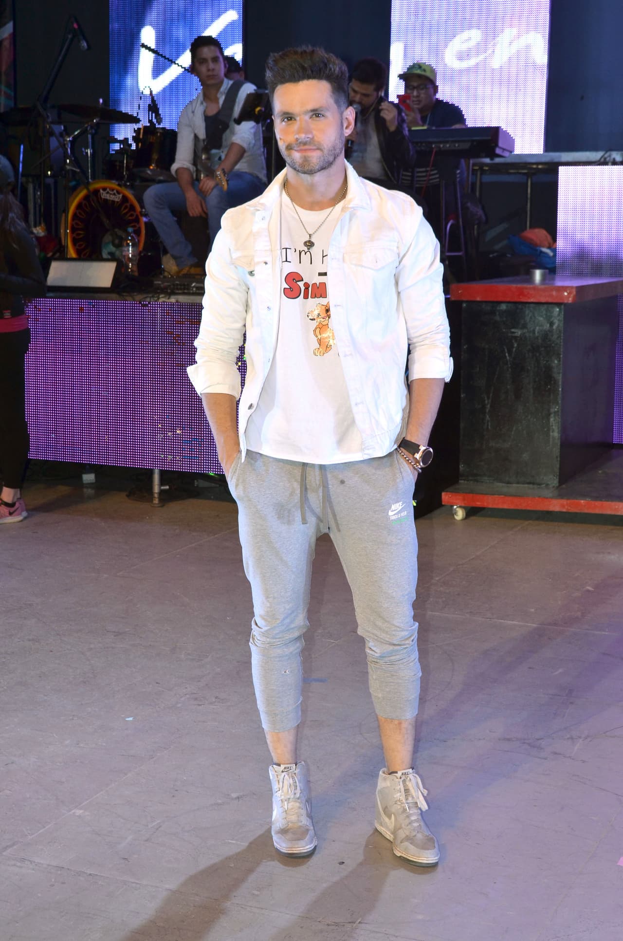 Según la reseña, todo sucedió en menos de 15 días. El primer antecedente sucedió por una acusación en la que el actor no pagó la gasolina con que llenó su auto. 
<br>