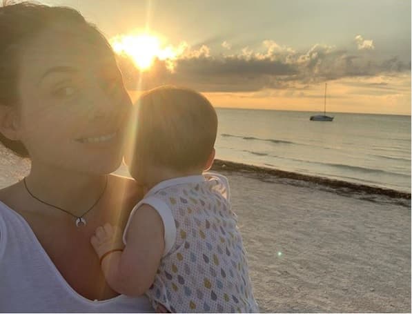 "Uno te ve y eres actriz, pero somos mamás comunes y corrientes. Me desesperan 
<b><a href="https://www.univision.com/shows/sal-y-pimienta/zuria-vega-y-su-esposo-han-hablado-sobre-tener-hijos-video" target="_blank">mis hijos</a></b>, hay días en que los quiero regalar, hay un agotamiento físico", dijo durante su visita.