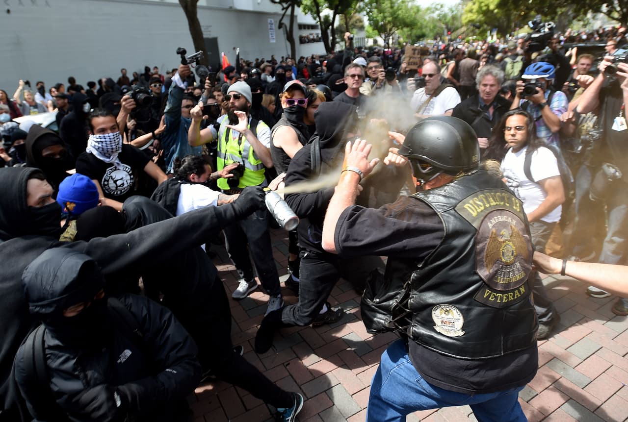 <b>Día 86/ABRIL 15: <a href="https://www.univision.com/los-angeles/kmex/noticias/protestas/la-violencia-vuelve-a-estallar-en-evento-a-favor-del-presidente-trump-en-california">Un violento enfrentamiento se registró cuando alrededor de 500 simpatizantes y detractores del presidente</a> <a href="https://www.univision.com/temas/donald-trump">Donald Trump</a></b> coincidieron en un evento en el centro de la ciudad de Berkeley, California. Es el segundo encontronazo entre ambos bandos que ocurre en esa localidad en poco más de un mes. Al menos 
<b>13 personas han sido arrestadas</b> y se reporta sobre el decomiso de múltiples “objetos prohibidos”, incluidas navajas y palos de tamaños de bates de béisbol.