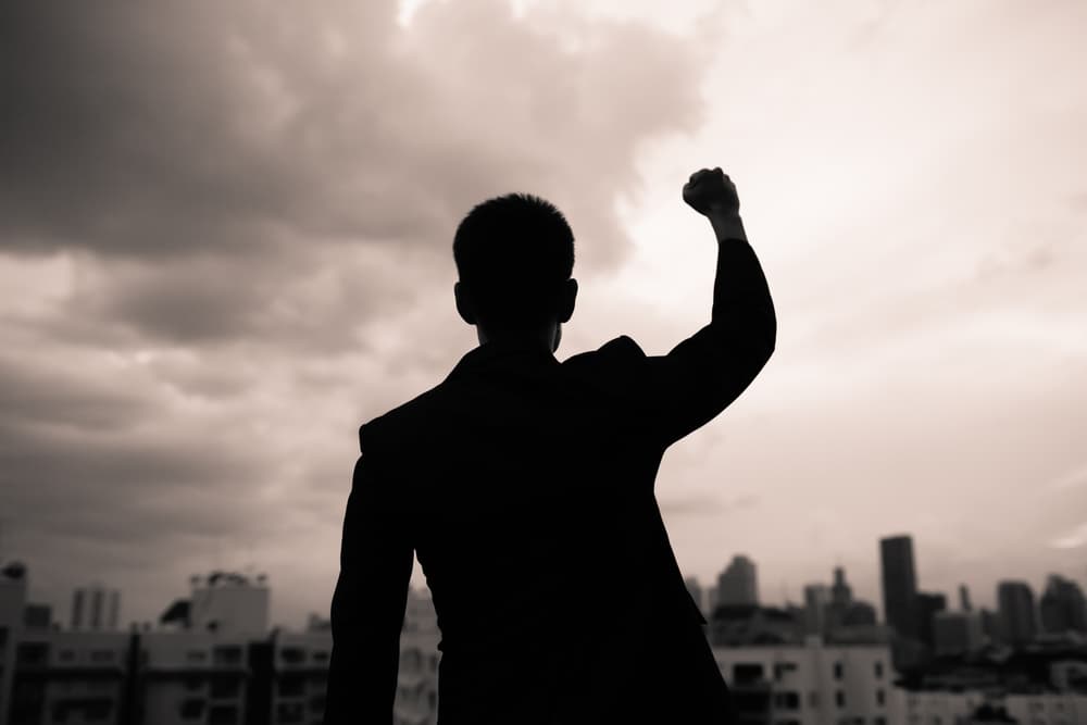 Saben ver bien el valor de lo material, estando siempre buscando la seguridad y el bienestar que les pueda proporcionar este aspecto para vivir con la comodidad y lujo que se merecen.