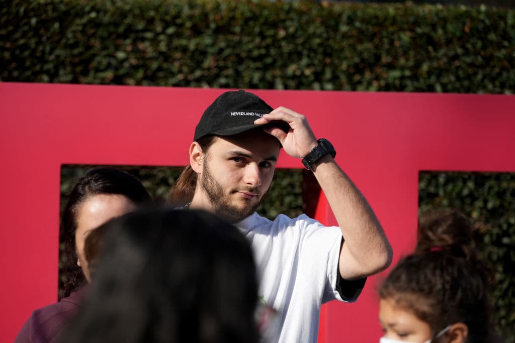 Prince Jackson, el primogénito de los hijos del 'Rey del Pop', no había nacido cuando su padre enfrentó las
<b><a href="https://www.univision.com/local/los-angeles-kmex/michael-jackson-entre-el-repudio-y-la-admiracion-en-el-decimo-aniversario-de-su-muerte-en-los-angeles" target="_blank">primeras acusaciones de abuso infantil</a></b> por parte de menores a los que habría
<b>ofrecido ayuda y viajes a Neverland</b>. En 2005,
<b>Michael Jackson enfrentó juicio</b> por lo mismo, pero él apenas tenía 8 años. Ser testigo del proceso, del cual su padre fue
<b>declarado "no culpable"</b>, pudo haberlo motivado a protegerse más. Sin embargo, decidió honrar la misión de vida del genio creador de
<b> <a href="https://www.univision.com/entretenimiento/cultura-pop/thriller-ya-no-es-el-disco-mas-vendido-pero-no-dejaremos-de-bailarlo-jamas" target="_blank">'Thriller'</a>. </b>