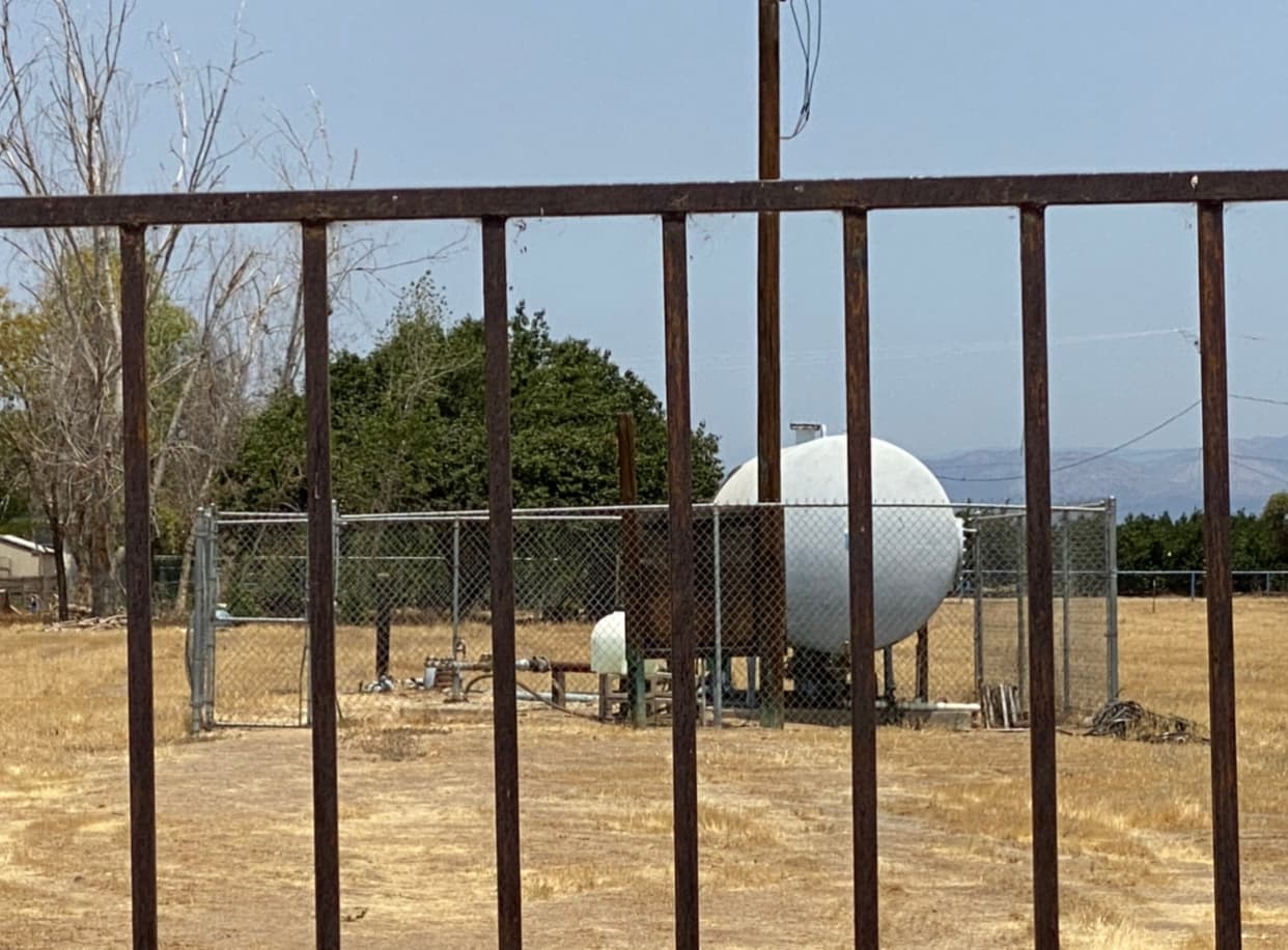 “Uno de los dos
<b> pozos ya se ha secado,</b> no esta produciendo nada de agua y el segundo pozo esta produciendo, pero muy poco”, dijo Eva Domínguez de la organización 
<a href="https://www.univision.com/local/fresno-kftv/inauguran-proyecto-habitacional-donde-podrias-acceder-a-una-vivienda-pagando-una-renta-menor-a-200">Self-Help Enterprises. </a>