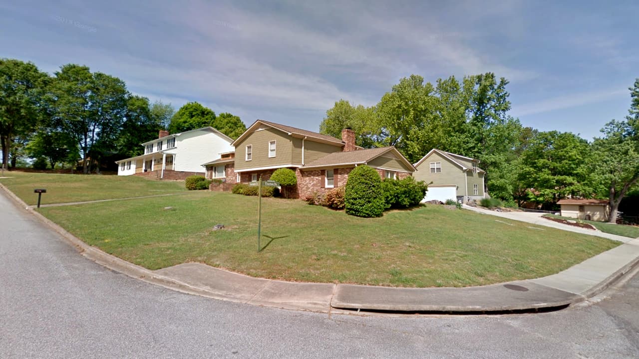 <b>Carolina del Sur: Wade Hampton. – Obtuvo 68.94 de 100 puntos dentro de las mejores ciudades de clase media para vivir.</b> Se encuentra en el centro del condado de Greenville. Cuenta con un excelente sistema educativo y de salud y se considera un lugar seguro por su bajo nivel de delincuencia.
<br>