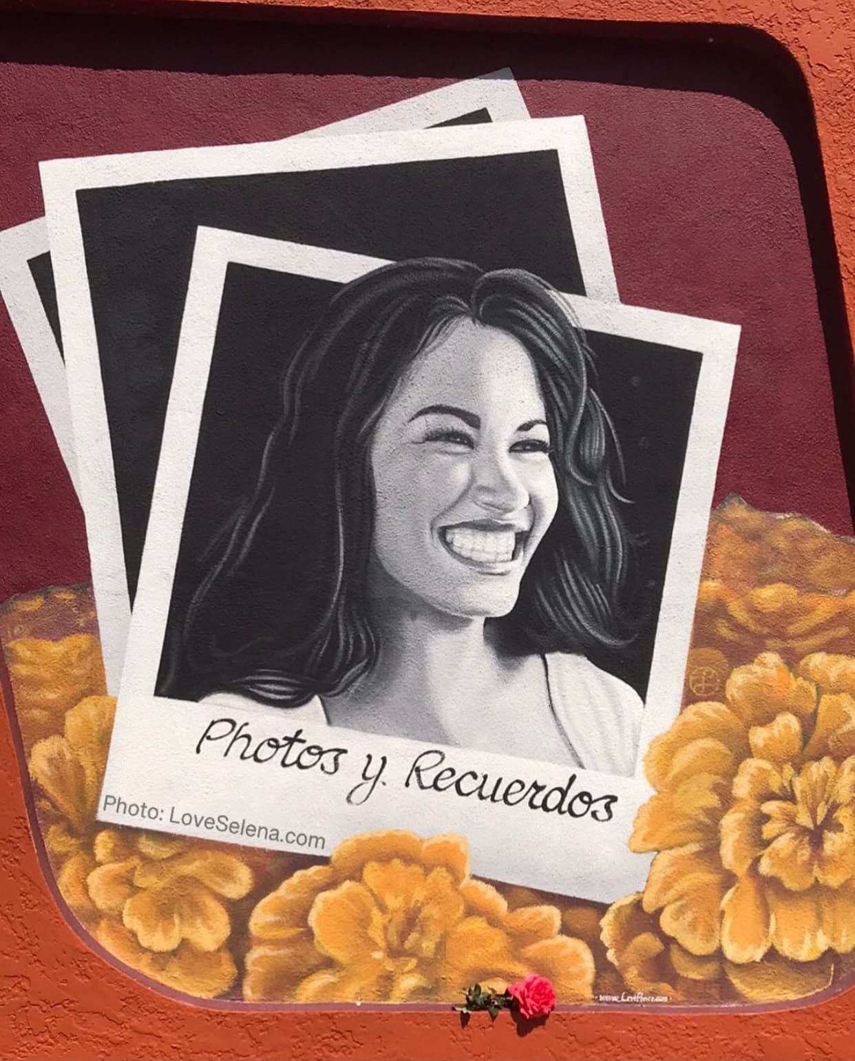 En el 2013 Levi Ponce finalizó este mural en
<b> </b>
<a href="http://www.plazadelaraza.org/" target="_blank">La Plaza de la Raza en Los Ángeles</a> mismo lugar donde anualmente se reúnen fanáticos de Selena para celebrar el 
<b><a href="http://www.loveselena.com/" target="_blank">#SelenaFanGathering </a></b>