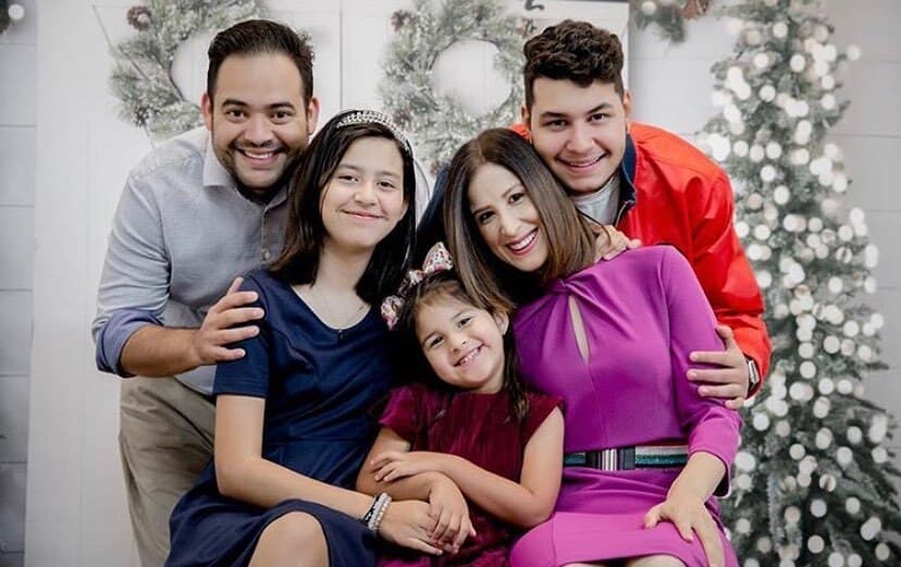 La conductora de noticias, Elyangelica González, es otra integrante del equipo que nos mostró en una foto que en estas fiestas debe prevalecer la unión familiar.