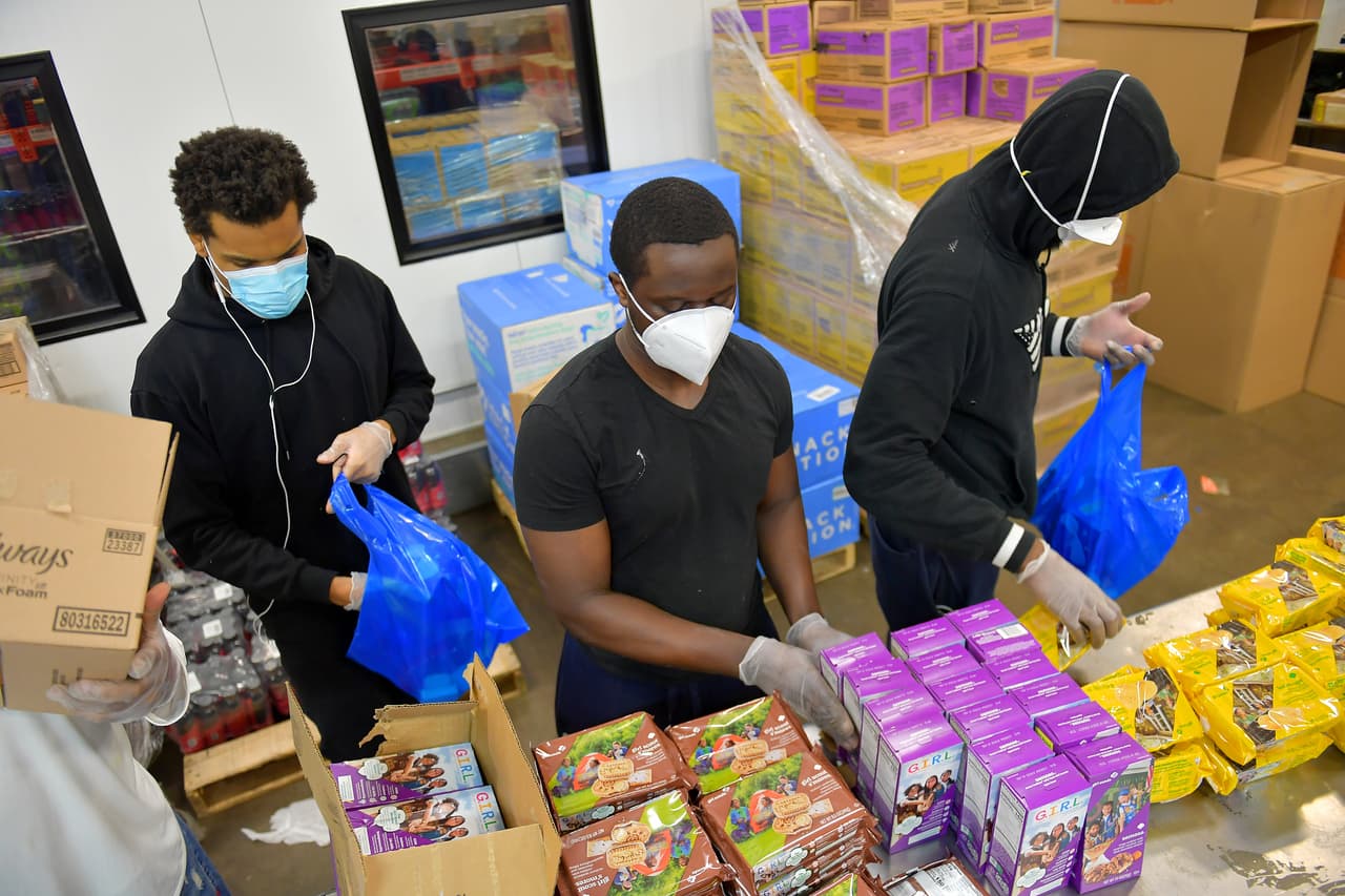 Los bancos de alimentos, incluidas las 200 filiales locales de la red Feeding America, están recibiendo donaciones excepcionales.