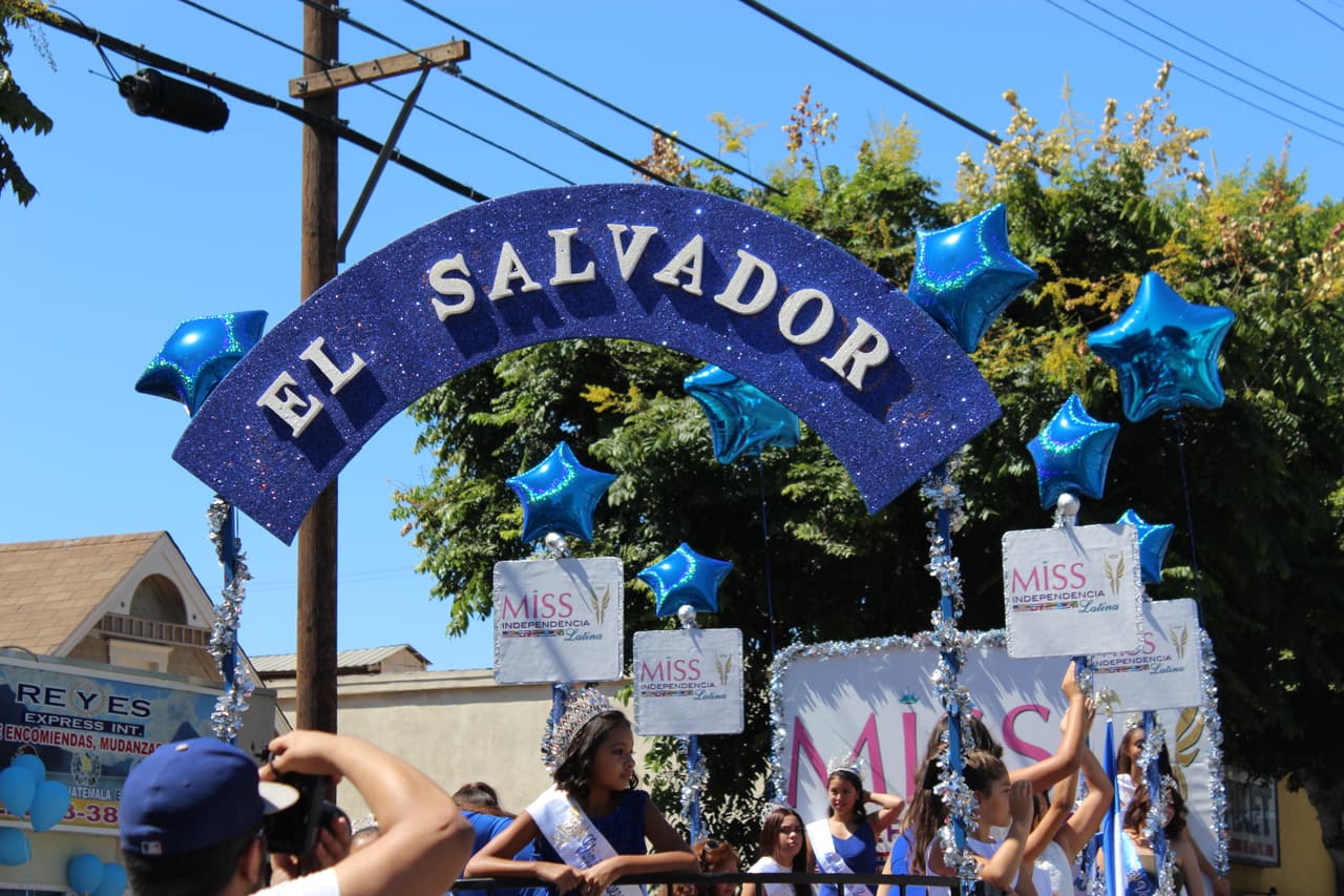 Miles de personas celebraron la independencia centroamericana con un desfile.