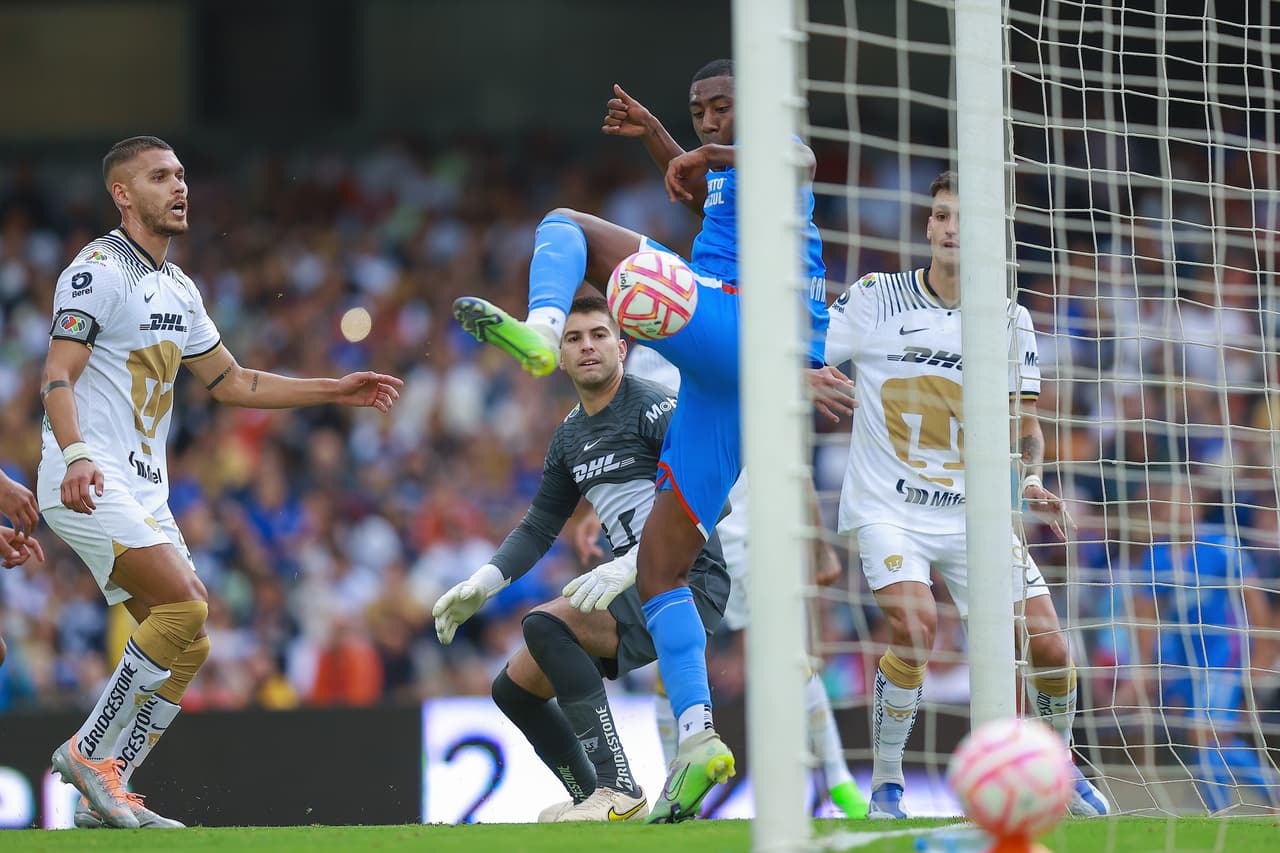 Cruz Azul ganó en Ciudad Universitaria a dejó a Pumas al borde de la eliminación en el Apertura 2022.