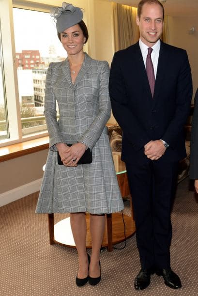 Kate optó por un abrigo gris que, además de protegerla del frío, dejó ver su espigada figura.