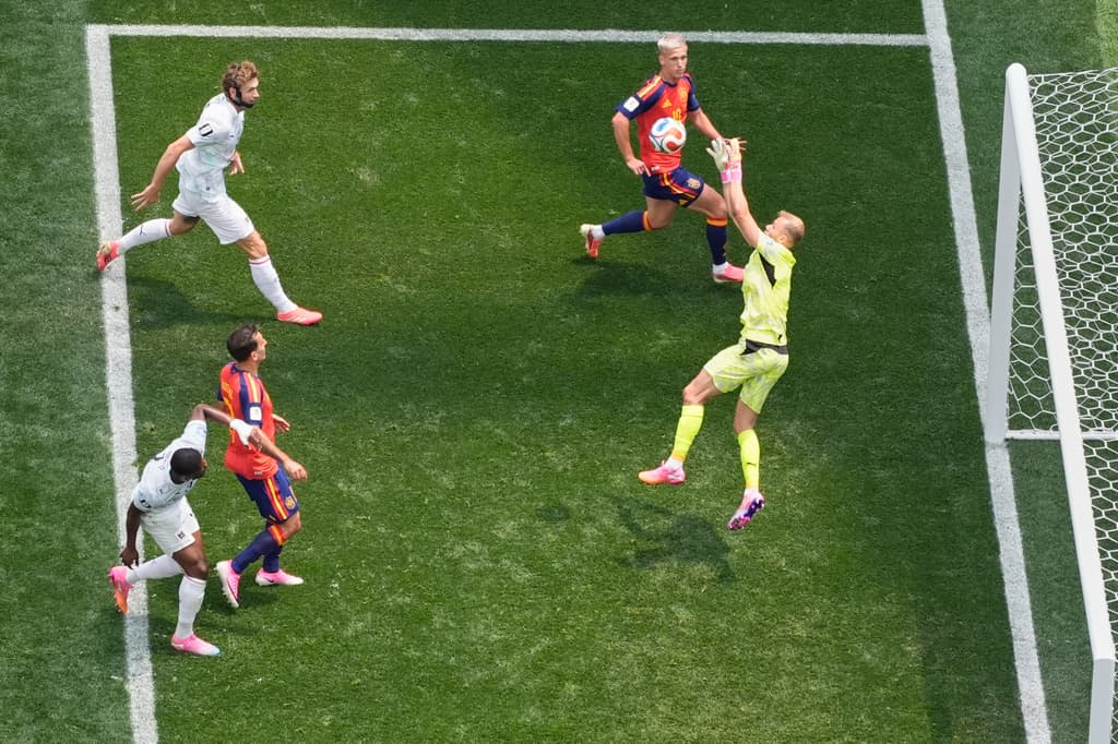 El portero de Suiza, Gregor Kobel (1), realiza una atajada ante el español Dani Olmo (arriba). (Foto AP/Mark J. Terrill)