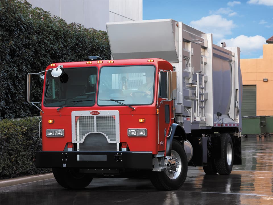 A pesar de ser el camión más antiguo en la actual línea de Peterbuilt, el 320 ha sido modernizado a través de su historia como lo prueba el hecho de que sea uno de los receptores del motor ISL-G NZ de Cummins Westport.