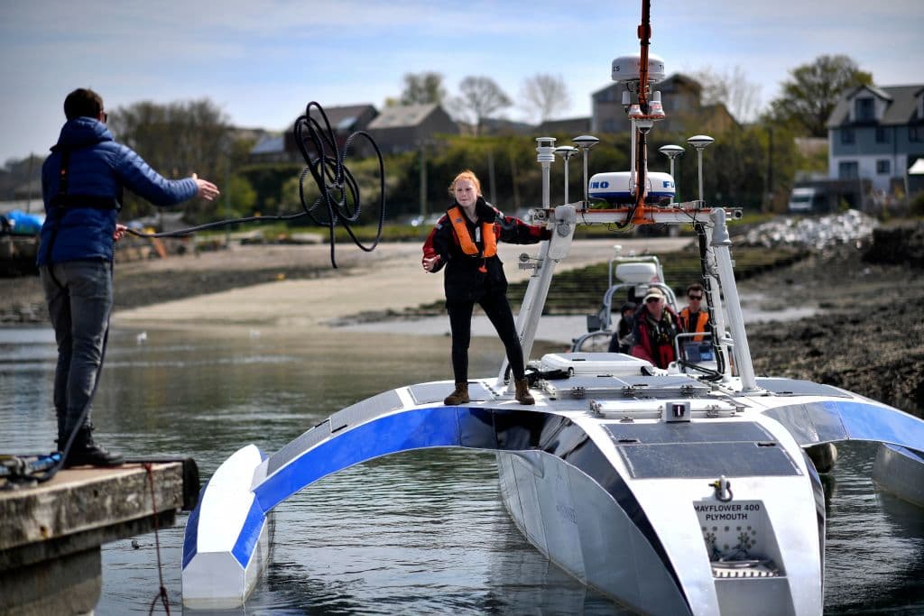 <b>El Mayflower 400 es el primer barco inteligente. </b>Capaz de tomar sus propias decisiones y navegar de forma totalmente autónoma, este pequeño trimarán de 9 toneladas y 15 metros de eslora, cubierto de paneles solares, se prepara para emprender una arriesgada travesía en el Atlántico sin nadie a bordo con la ambición de revolucionar el estudio del mar.
