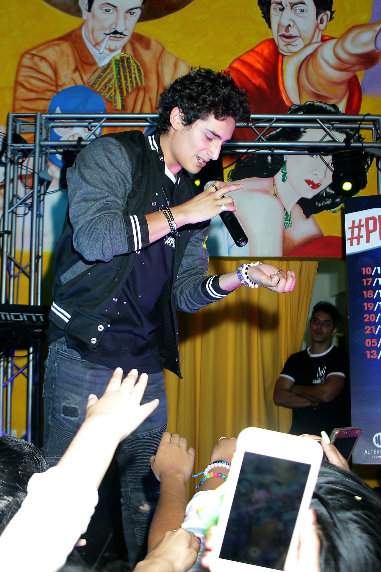 <b><a href="https://www.univision.com/famosos/hijos-de-famosos-que-ya-les-estan-robando-camara-a-sus-padres-fotos">El hijo de Niurka Marcos</a></b> comentó que sus fans pronto lo verán bailar más sobre el escenario.