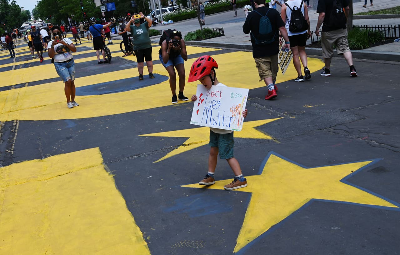 Bowser tuiteó videos del nuevo letrero y del nuevo nombre de la calle el viernes, algo que no fue apoyado por el grupo ‘Black Lives Matter DC’, organizadores de algunos movimientos que defienden los derechos de los afroestadounidenses en la capital.
<br>
