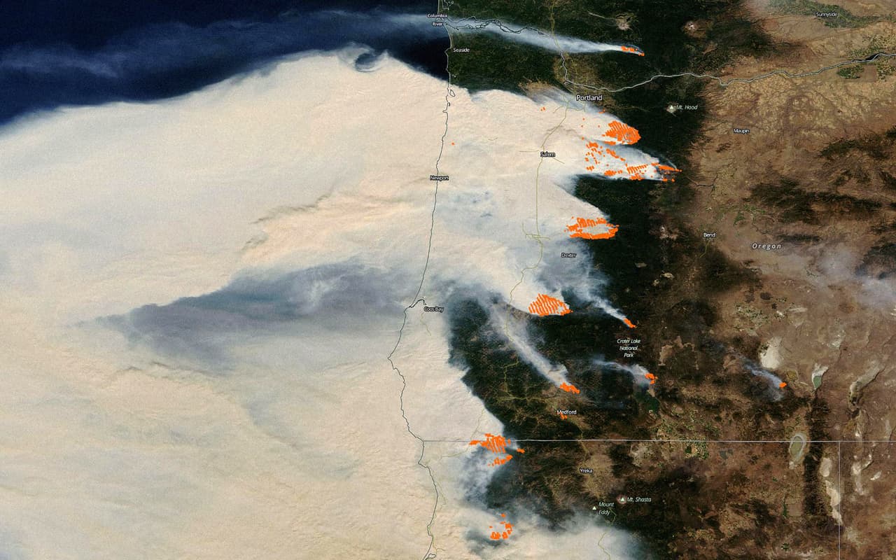 El humo de los incendios al norte de California se mezcla con los de Oregon, donde al menos cinco localidades quedaron "sustancialmente destruidas". Según informó Kate Brown, gobernadora de ese estado, se están realizando extensas evacuaciones.
<br>