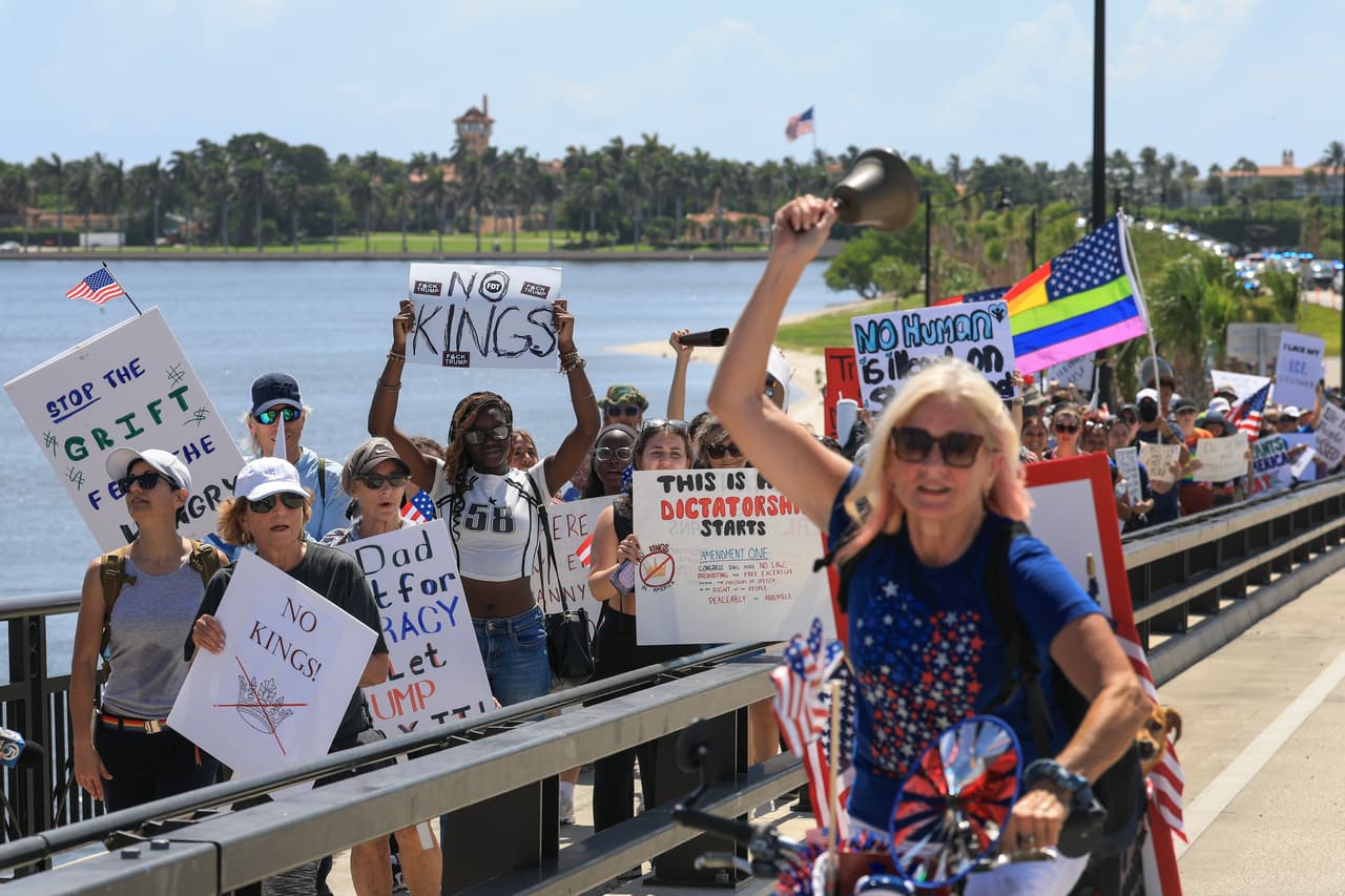 WEST PALM BEACH, FLORIDA - 14 DE JUNIO: Manifestantes cerca de la casa del presidente Donald Trump en Mar-a-Lago (al fondo) durante la protesta "No Kings Day" el 14 de junio de 2025 en West Palm Beach, Florida.