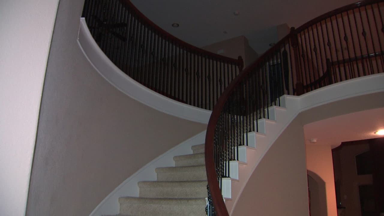 David Miller afirma que solo veía a los chicos del segundo piso cuando se asomaban por el barandal de las escaleras.