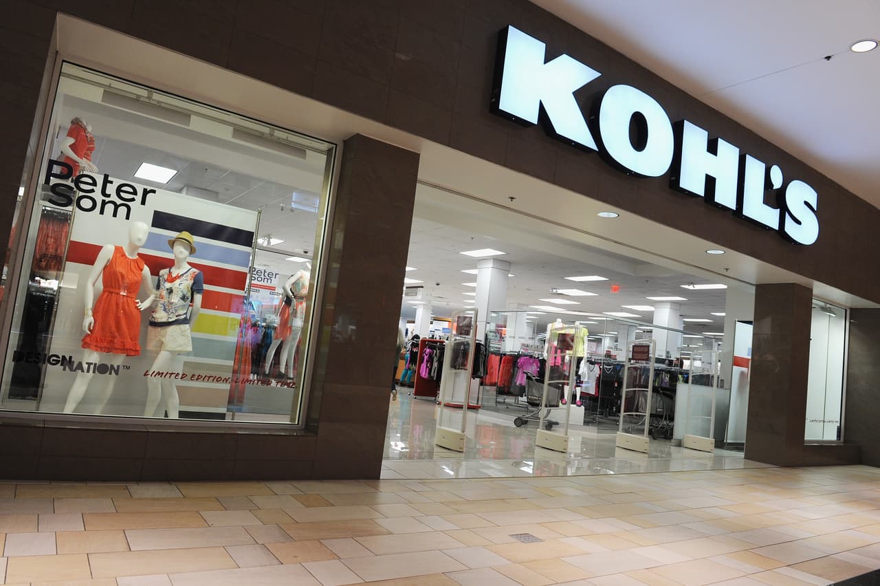 <b><a href="https://corporate.kohls.com/news/archive-/2021/june/kohl-s-to-close-stores-on-thanksgiving-day-2021">Kohl’s</a>.</b> Es otra de las tiendas que no abrirá durante el Thanksgiving. “La decisión se produce después de la respuesta positiva del cierre del año pasado en el Día de Acción de Gracias, así como la evolución de las preferencias sobre cómo y cuándo los clientes quieren comprar durante la temporada navideña”, indicaron en un comunicado.
<br>