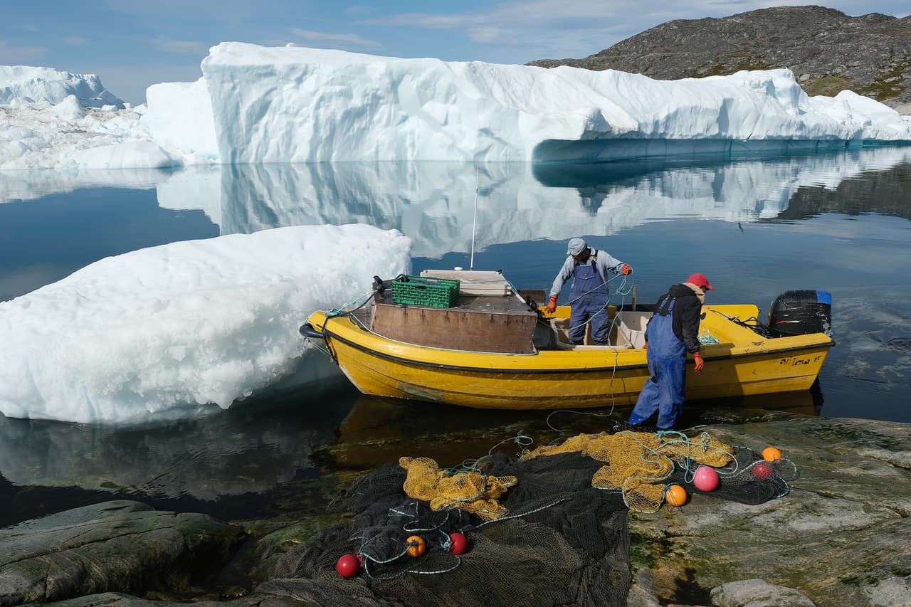 Pescadores junto al hielo flotante en Ilulissat.
<br>
<br>La investigación utilizó los datos arrojados por satélites de la Agencia Espacial Europea. Con ellos estimaron con precisión el cambio de elevación de la superficie de hielo a lo largo del tiempo.
<br>