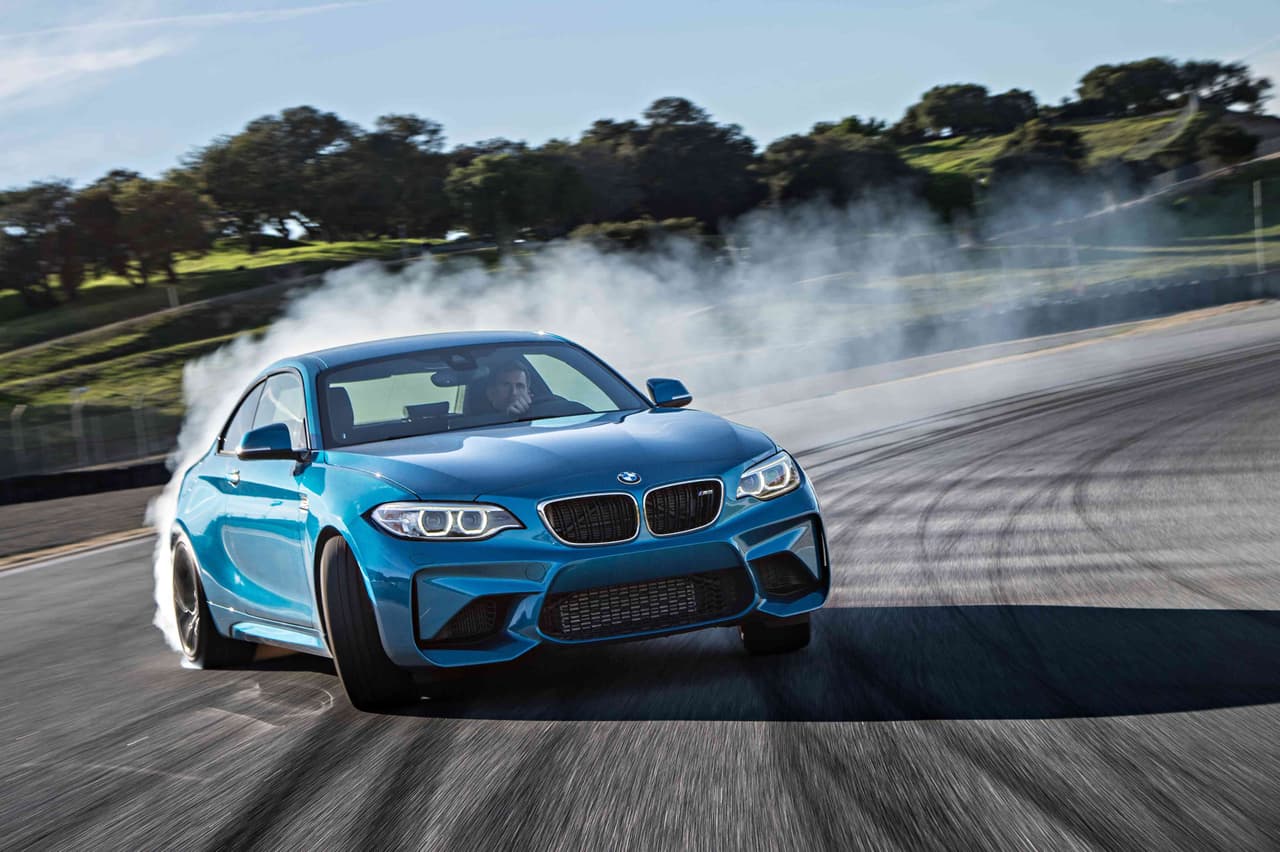 Es común que anhelen un 
<a href=" http://www.univision.com/noticias/pruebas-de-manejo/prueba-bmw-m2-2017-un-superauto-de-bolsillo">auto de lujo o un deportivo compacto. Una mezcla de elegancia, distinción y diseño</a>, los colores que prefieren son los azules oscuros, rojo y plata.