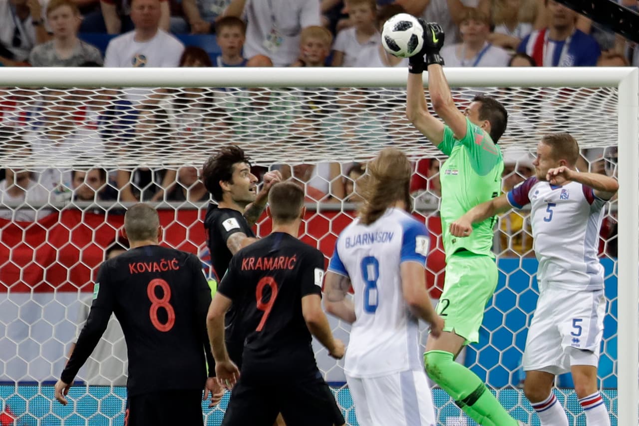 Kalinic una vez más saliendo a cortar un balón por lo alto, pues fue una de las vías por las que más estuvo insistiendo la selección nórdica. Pero al medio tiempo el juego se fue 0-0 al descanso.