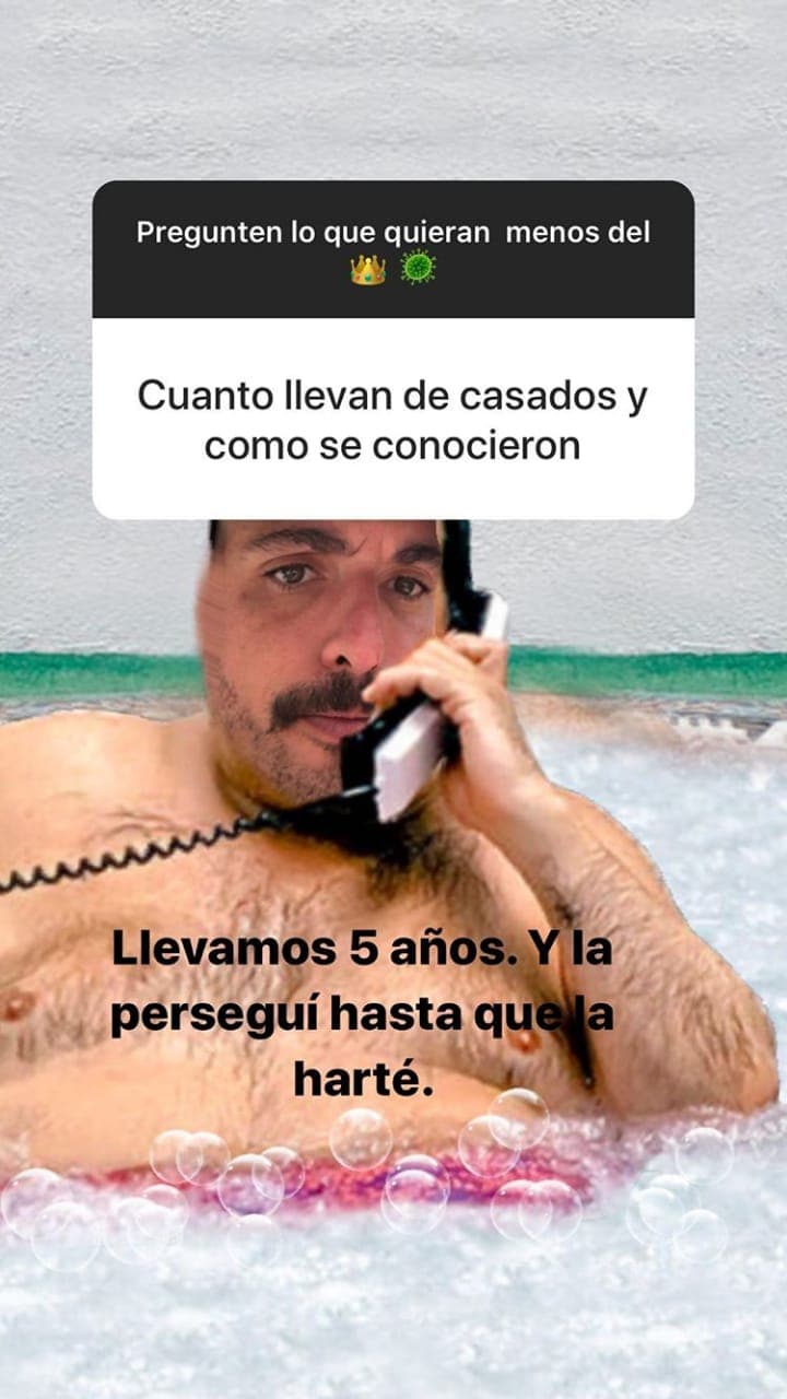 Le preguntaron cuánto tiempo lleva con Zuria Vega y cómo la conoció. "Llevamos cinco años y la perseguí hasta que la harté", redactó con humor.