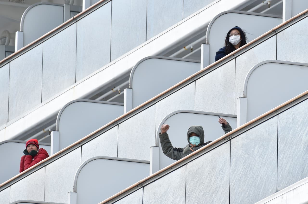 <b>El primer crucero lleno de contagios</b> 
<b>(4 de febrero)</b>. Autoridades de Japón anunciaron que 10 personas a bordo del crucero Diamond Princess, atracado en la bahía de Yokohama, tenían casos confirmados de coronavirus. La embarcación transportaba a más de 3,700 personas. Entonces la cifra global de muertes por coronavirus superaba las 500 personas y se registraba el primer fallecido fuera de China, en Filipinas.
