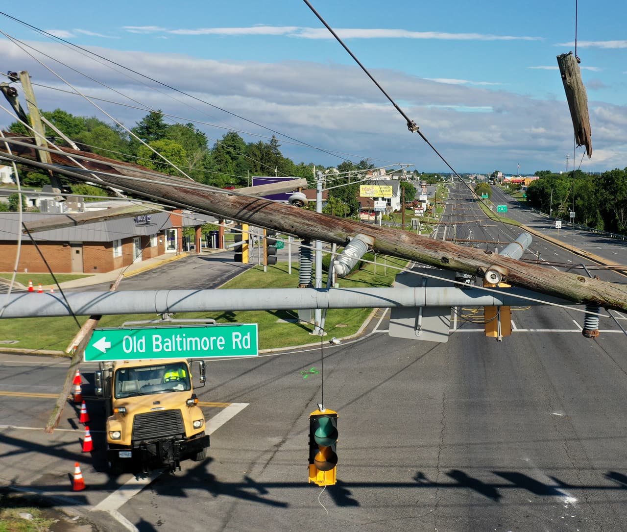 El primer esfuerzo consistió en desconectar las líneas eléctricas caídas.