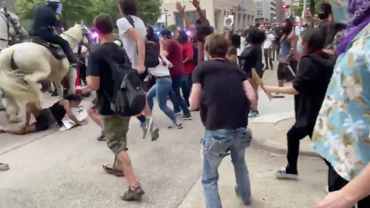 En el video se escucha cuando alguien grita “no la atropelles” y después se ve cuando los manifestantes aparentemente lanzan cosas a los oficiales.