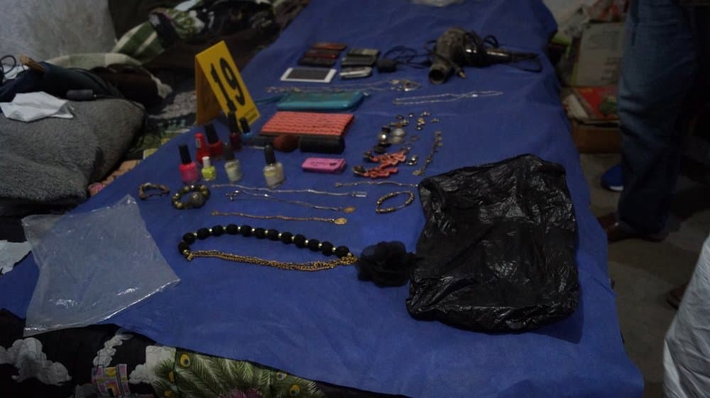 Como parte de los hallazgos, la FGJEM
<b>encontró joyería, celulares, libretas con nombres de mujer, cosméticos y billeteras. </b>
<br>
<br>