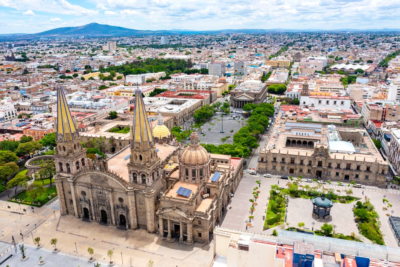 <h2 class="cms-H2-H2">Jalisco (nivel 3)</h2>
<br>
<br>Las advertencias para quienes viajan a este estado mexicano, que dio nombre 
<a href="https://www.univision.com/noticias/narcotrafico/cjng-cartel-jalisco-nueva-generacion-estafa-estadounidenses-tiempos-compartidos-puerto-vallarta">al Cartel Jalisco Nueva Generación (CJNG)</a>, incluyen tener precaución de tiroteos que, en ocasiones, han alcanzado a inocentes, además del riesgo de sufrir robo y secuestro. Los lugares con recomendaciones especiales están en la región que limita con Michoacán.