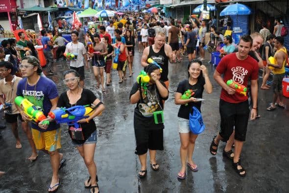 Tanto tailandeses como turistas se unen para arrojarse agua unos a otros como símbolo de purificación.