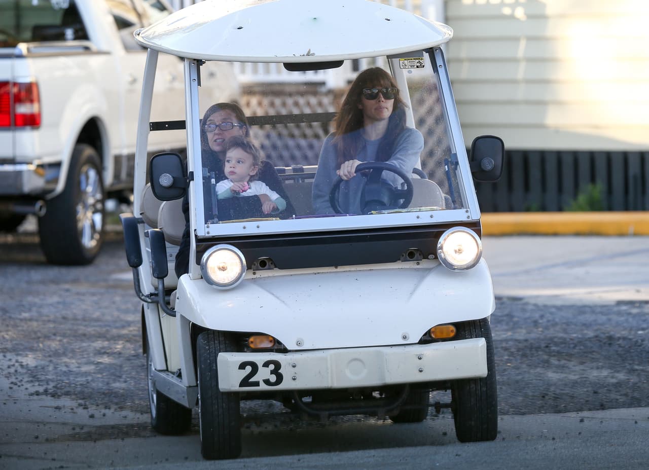 Pero mejor decidió no arriesgarse y manejar solita su carrito de golf.