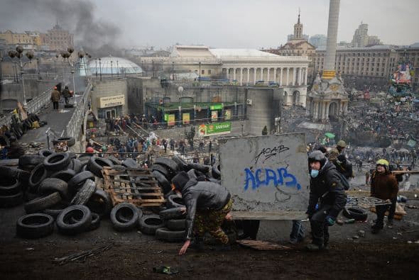 La ronda más reciente de violencia callejera comenzó el martes, cuando manifestantes atacaron contingentes de la policía y comenzaron incendios afuera del parlamento, reportó AP.