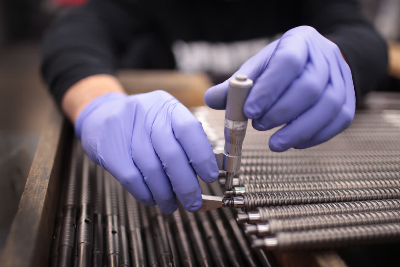 Las fábricas de manufactura no esencial pueden operar de manera segura guadando el distanciamiento social y cumpliendo con la guía de seguridad aprobada por el Departamento de Salud Pública de Illinois (IDPH).