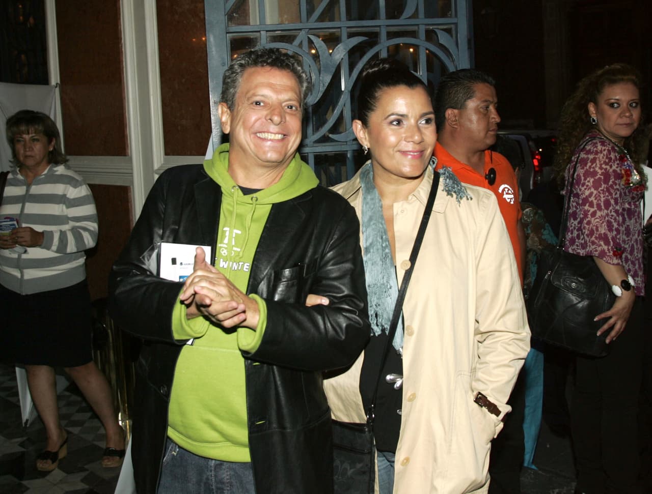 El actor se mostró afligido por no haber superado las dificultades de la vida junto con su ahora exesposa: "Y cuando no pasas un obstáculo cae uno en tonterías, en violencias, en cosas".