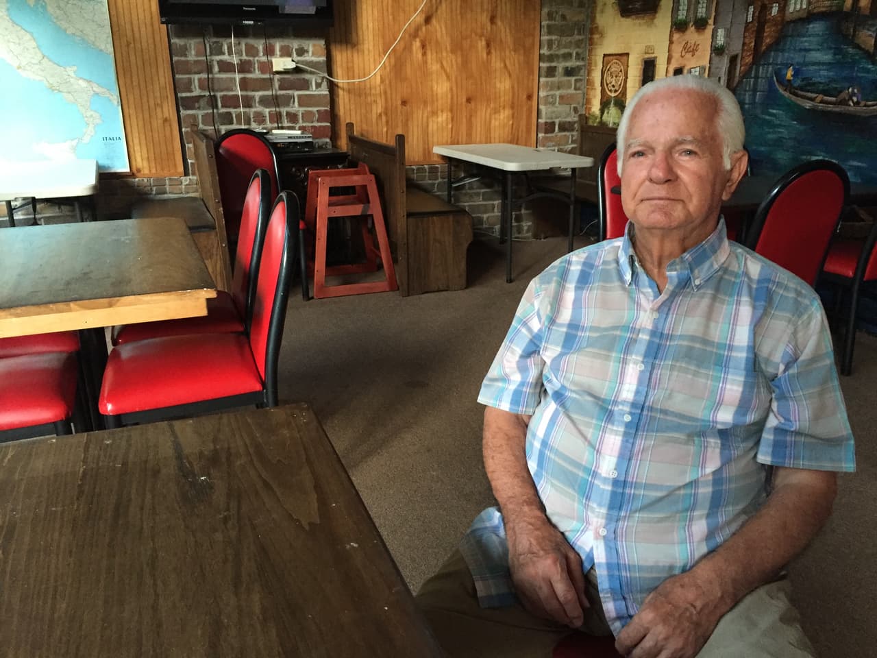 Ross sentado en su restaurante