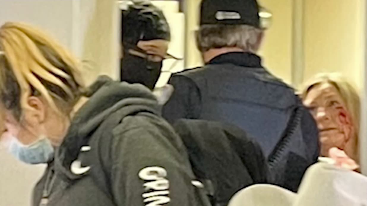 Mujer de Sacramento que golpeó a una azafata durante un vuelo se declara culpable